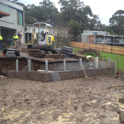 Feature retaining wall construction